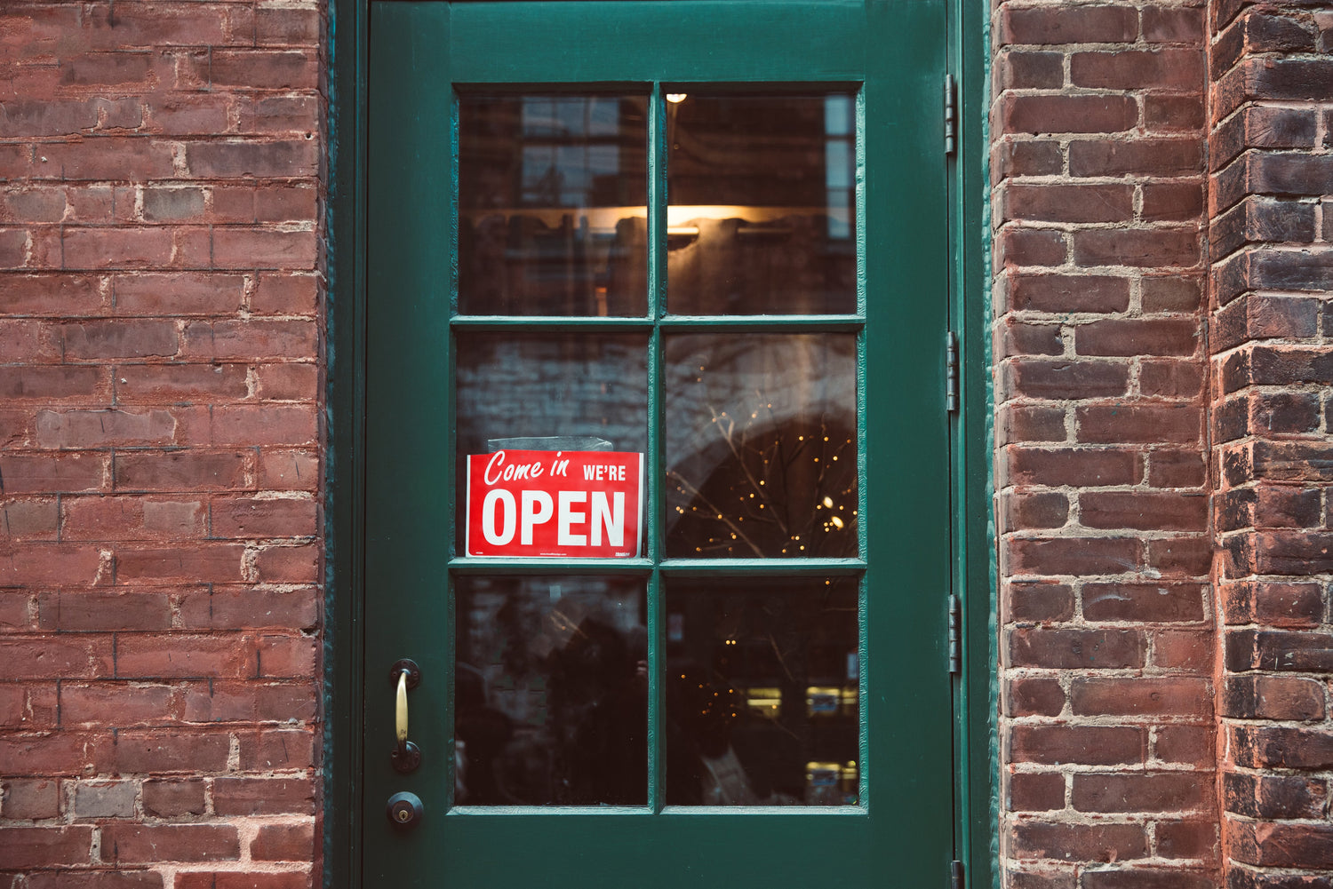 A green shop door into TwiLd Capit Hog to buy handmade accessories