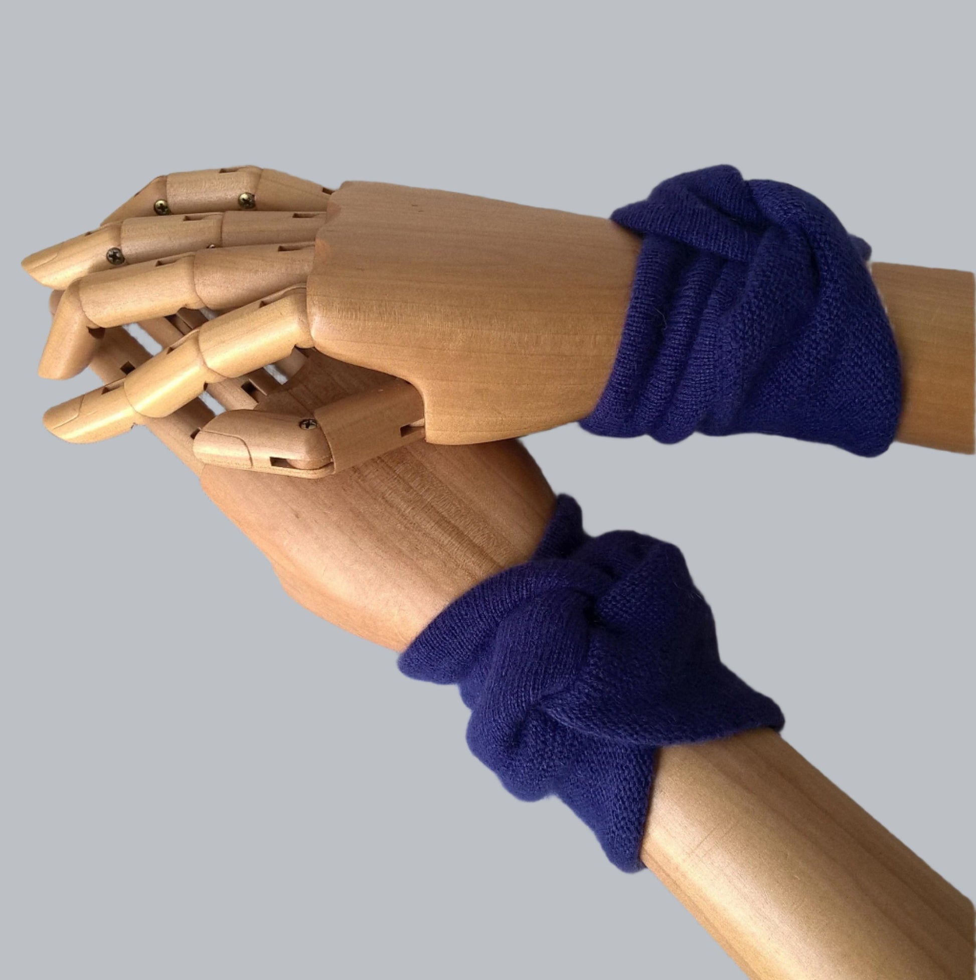 Wrist knots warm the pulse point