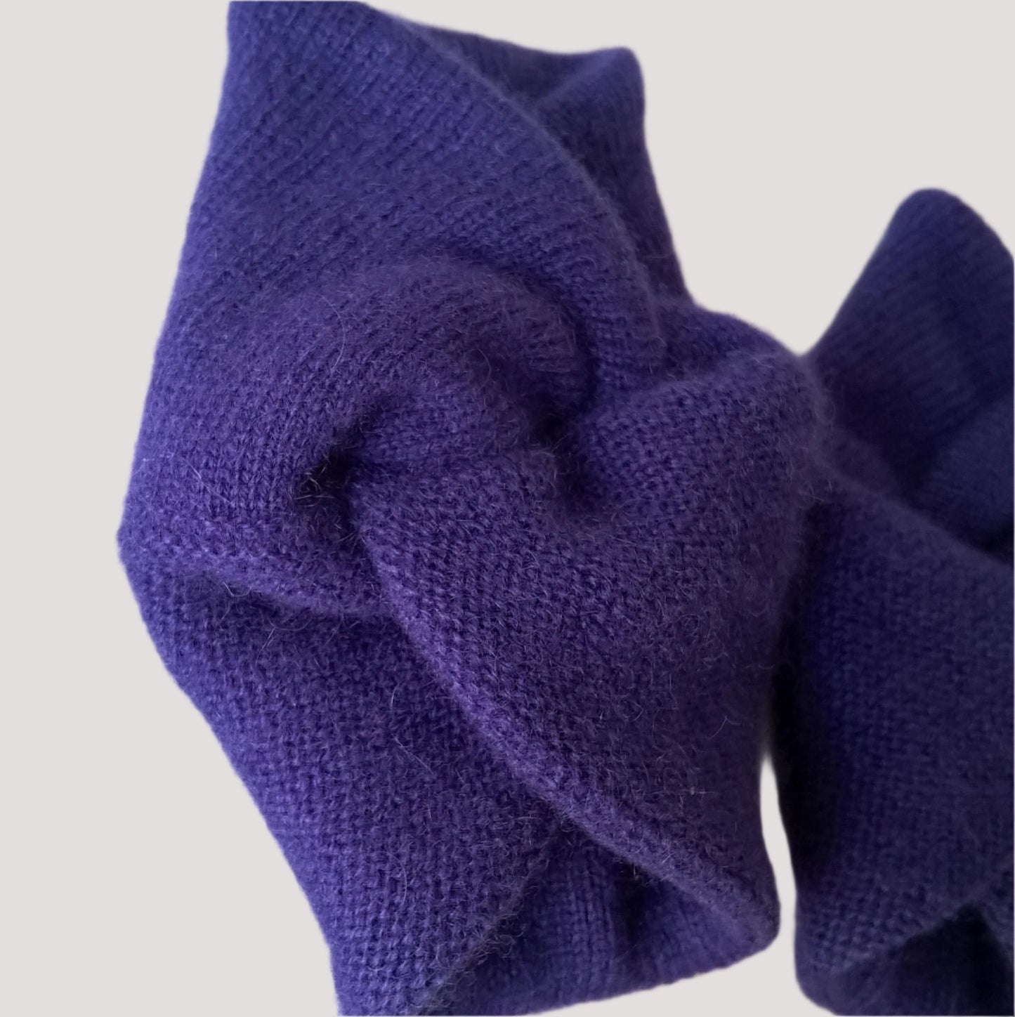 The two halfs of the wrist warmers are knitted in different stitches adding a simple but beautiful detail 