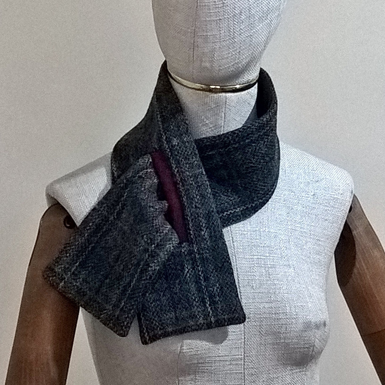 Scarf cravat worn on one side