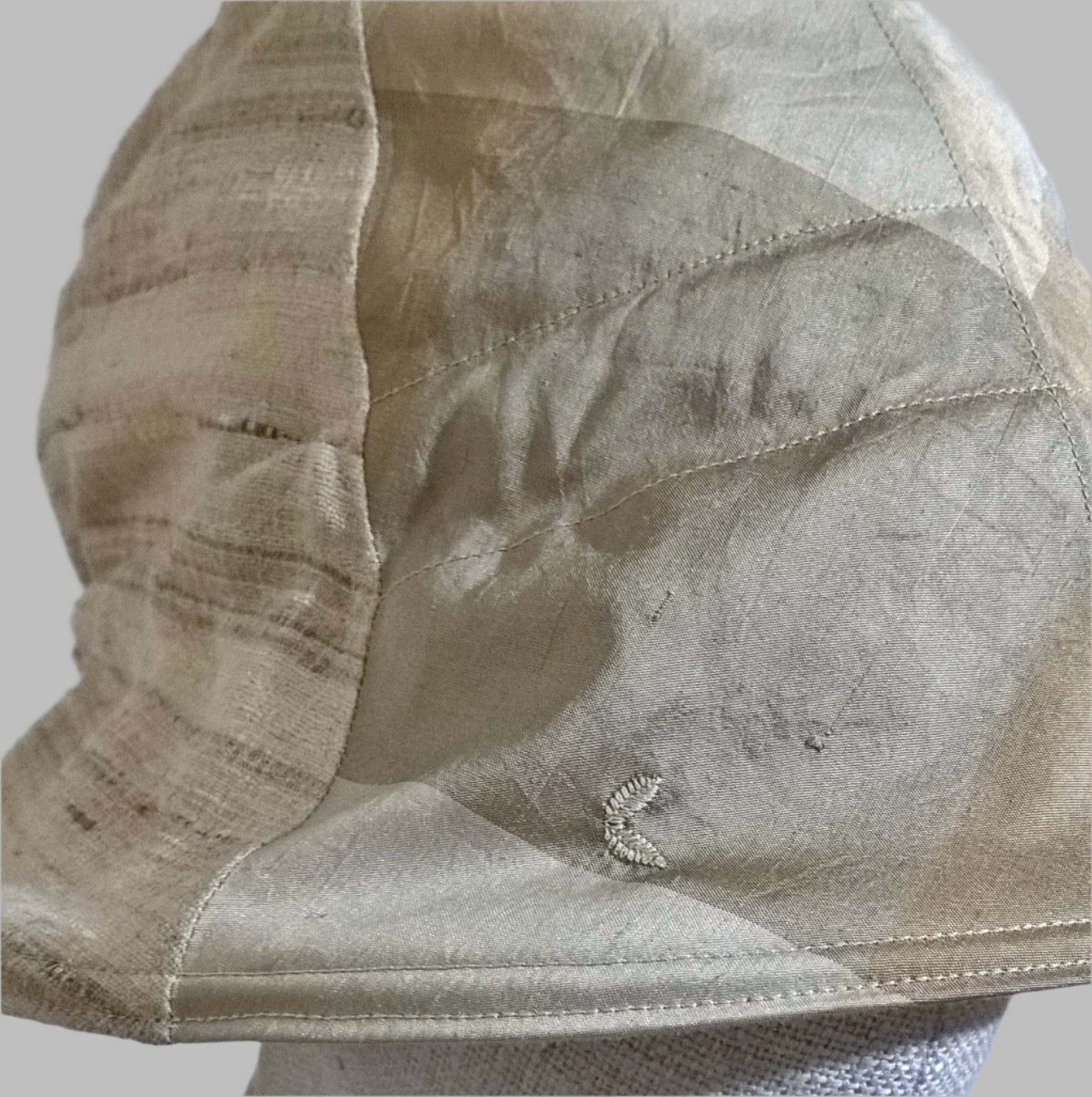 A small embroidered  leaf motif adds a little touch of extra style