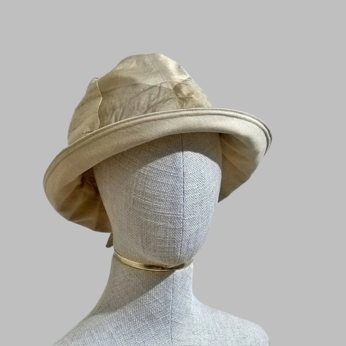 The brim edge can be flipped up to give another  way of wearing 