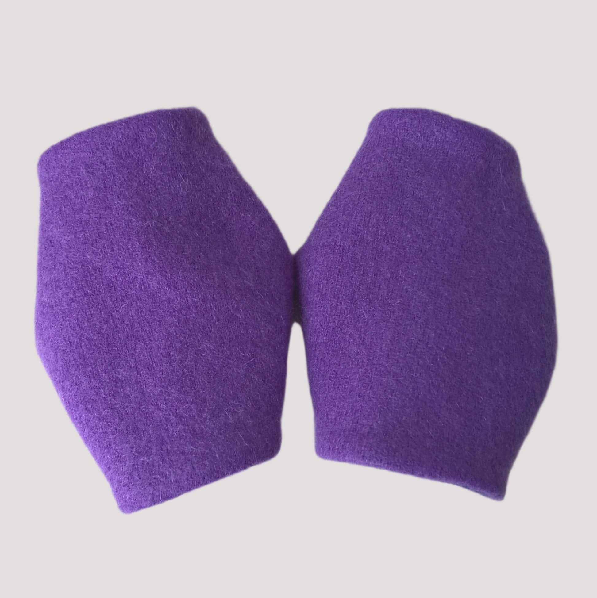 The wrist warmers are wide enough to cover the pulse points leaving hands free to do everyday tasks 