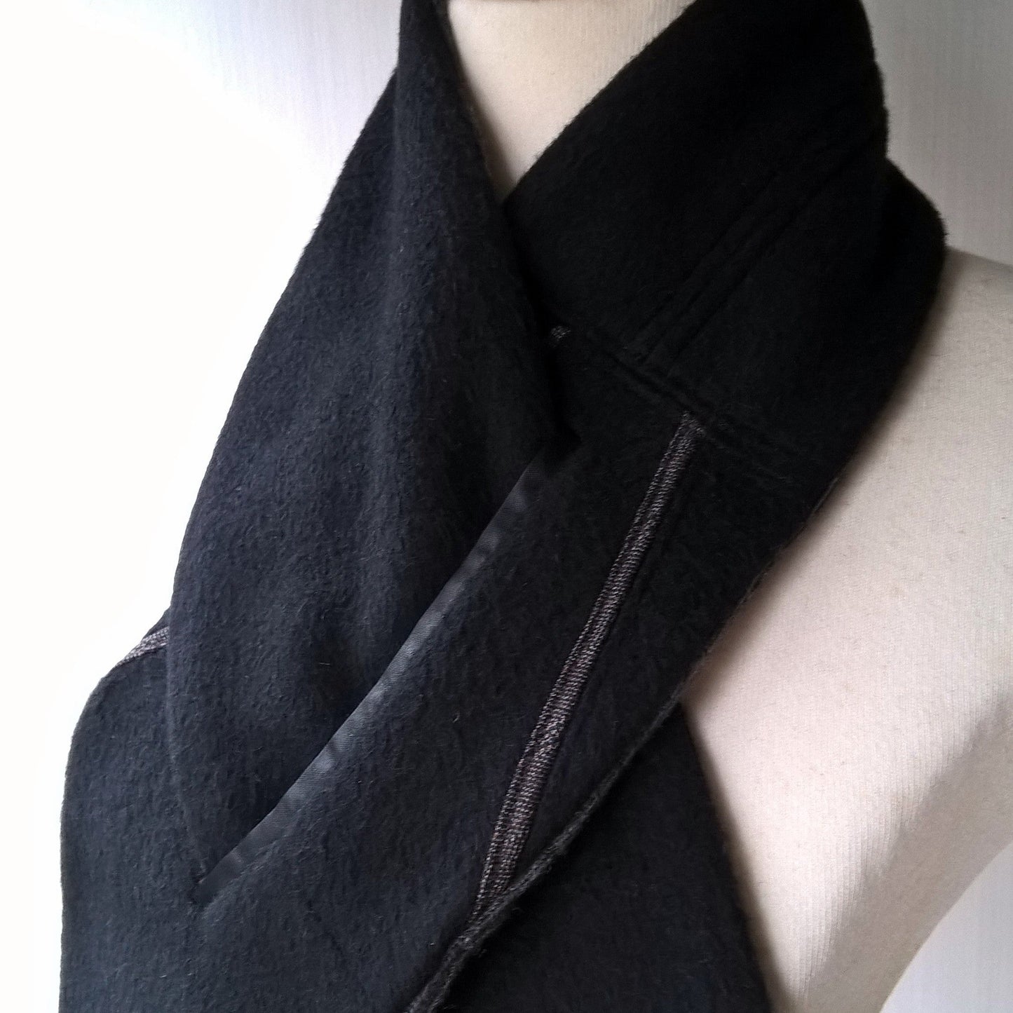 Black cashmere keyhole scarf with grey knitted lining