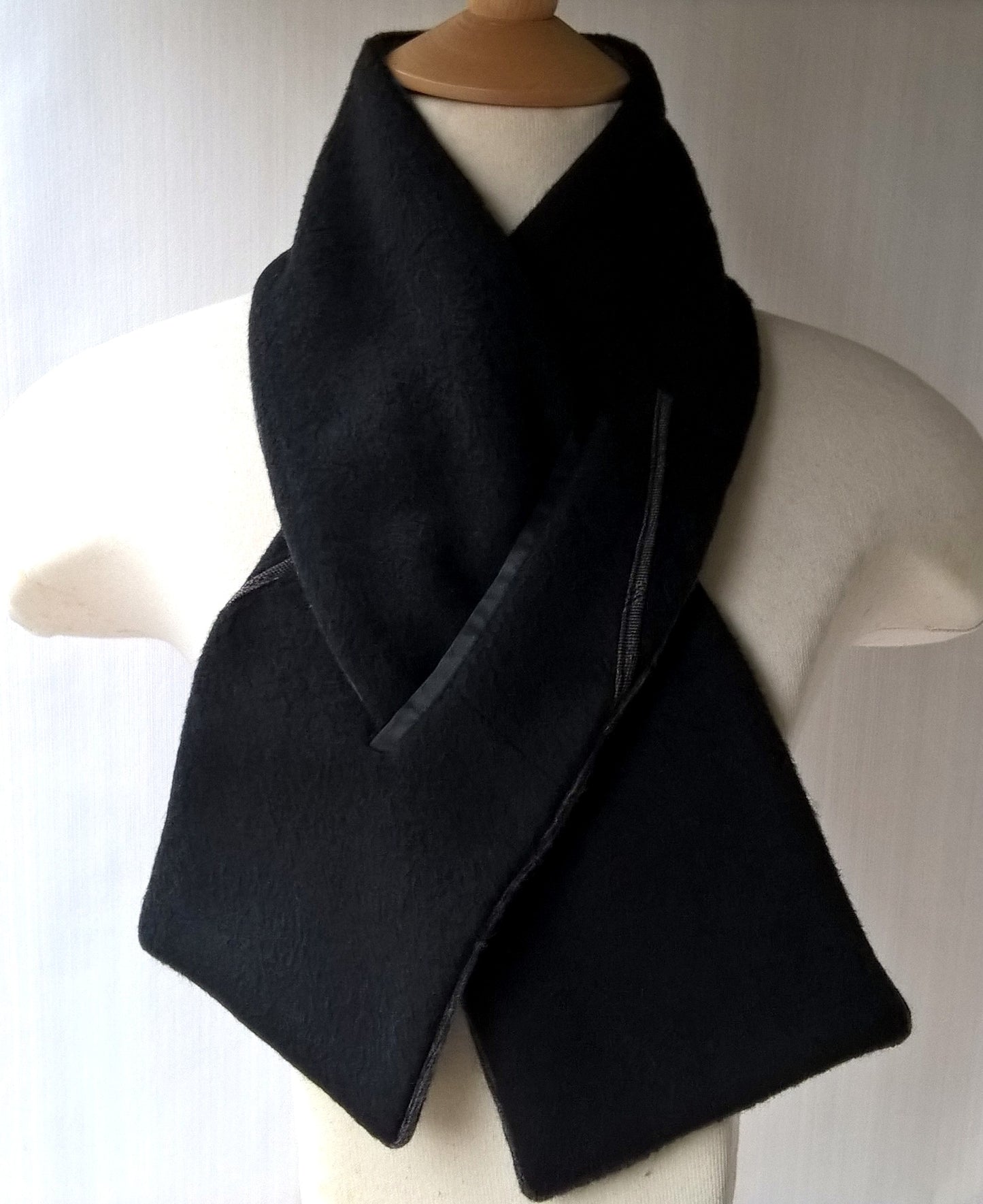 Black cashmere keyhole scarf with grey knitted lining