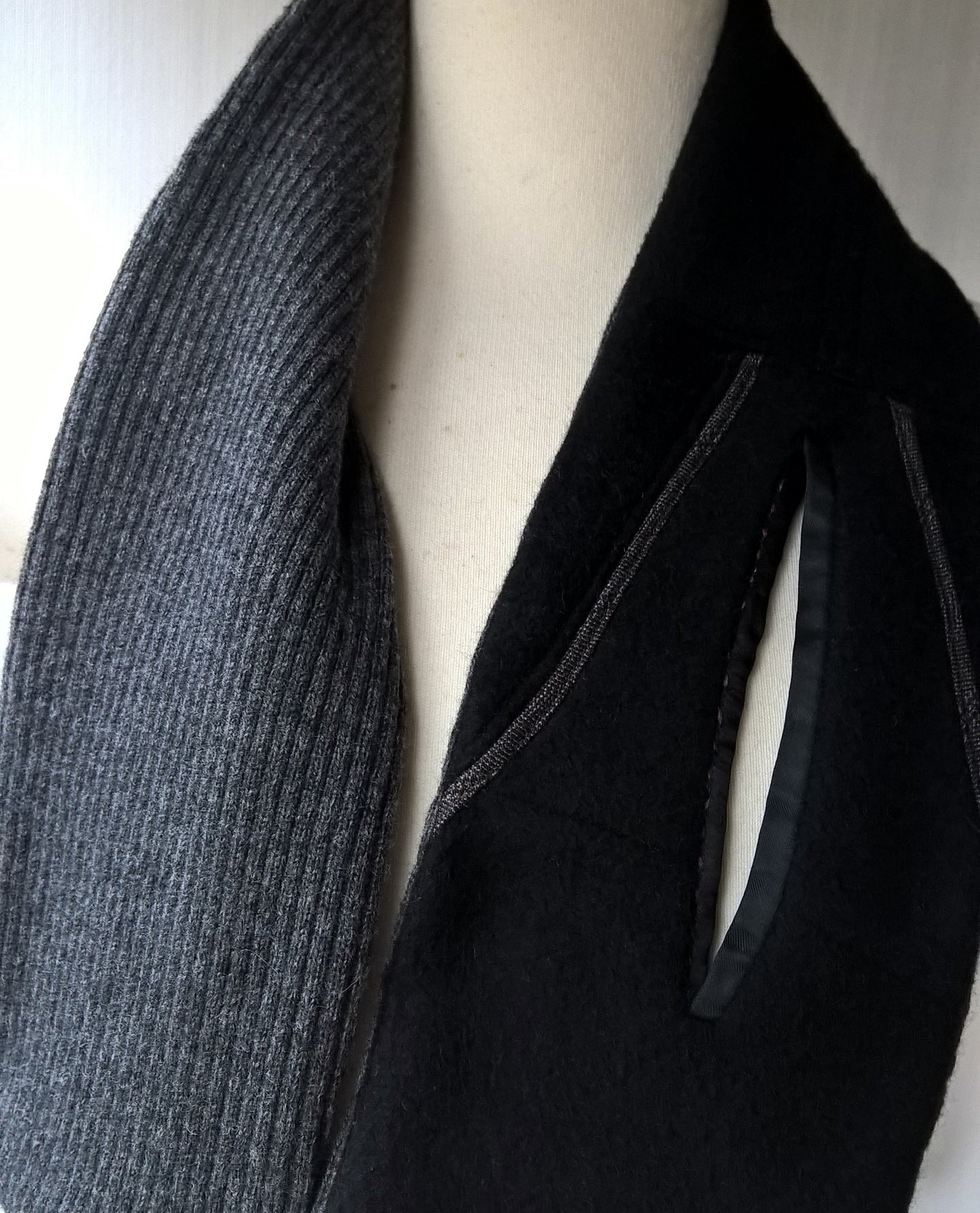 Black cashmere keyhole scarf with grey knitted lining
