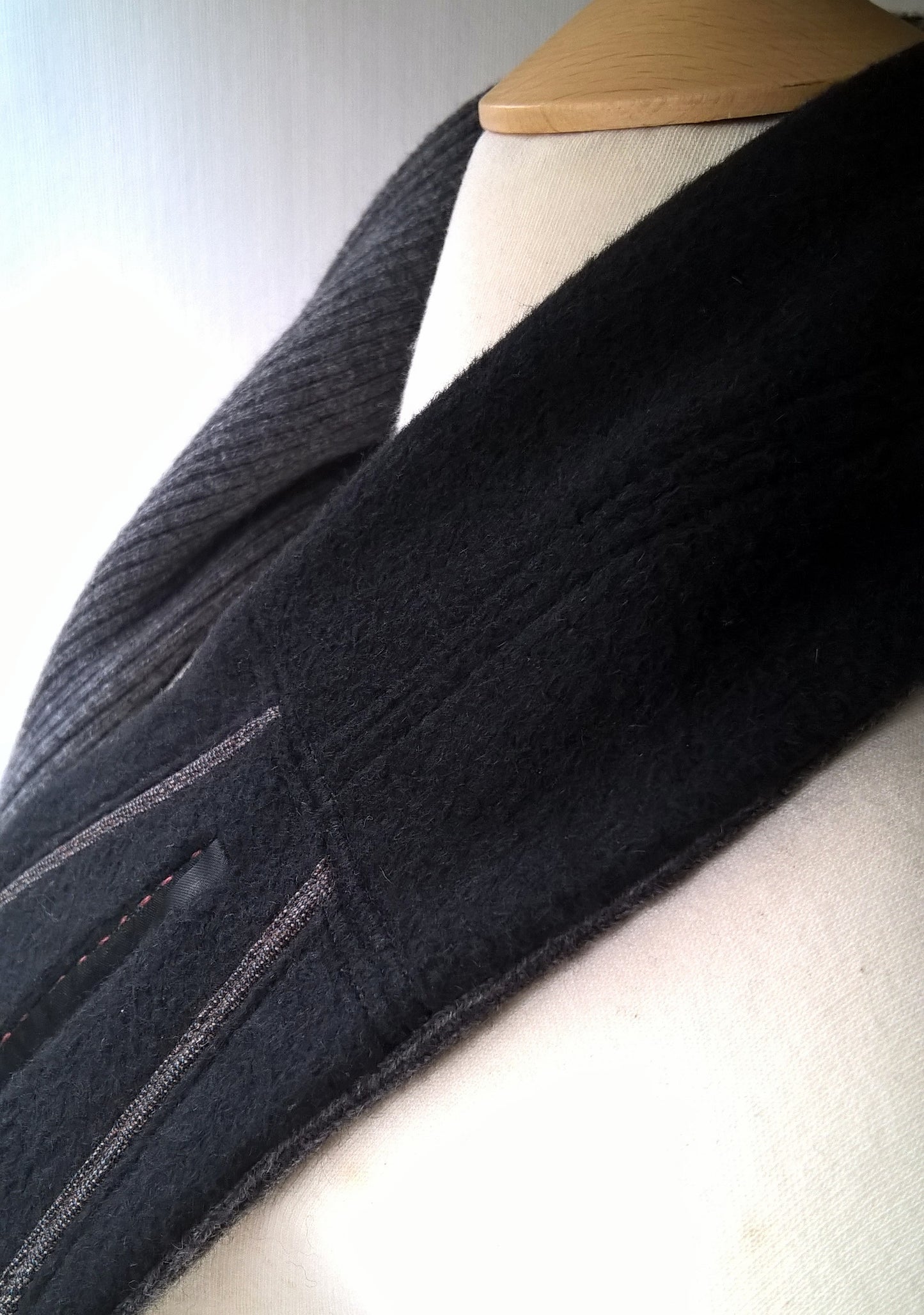 Black cashmere keyhole scarf with grey knitted lining