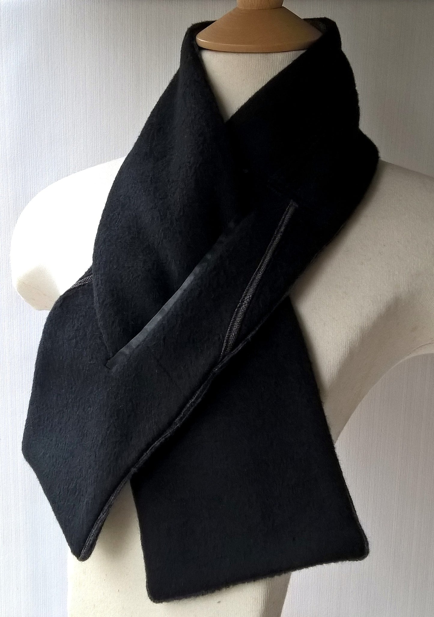 Black cashmere keyhole scarf with grey knitted lining